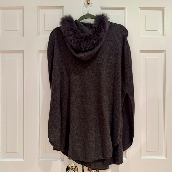Minnie Rose Women’s Gray Cashmere Poncho with Fur Details - Picture 2 of 4
